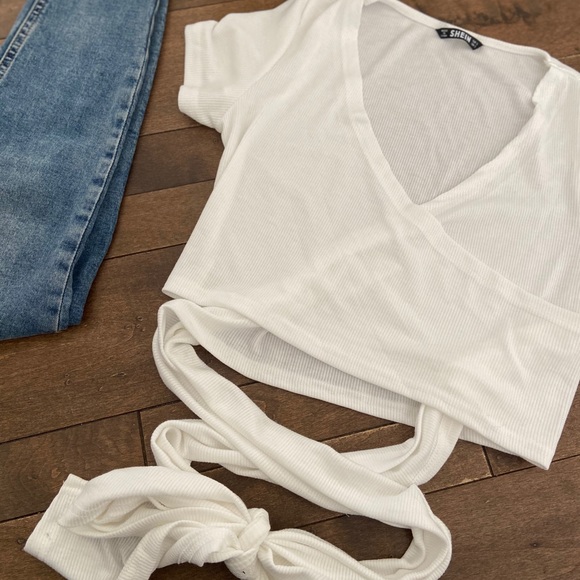 Wrap around crop T-shirt - Picture 2 of 3